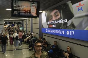 Реклама контрактной службы в аэропорту Адлера, 29 мая 2023 © Фото Александра Гончаренко, Юга.ру