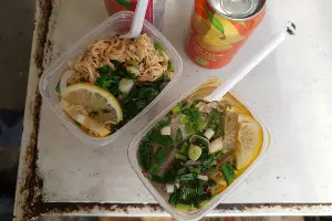 Фо-бо и фо-га в лапшичной у Тхи Кха &copy;&nbsp;Фото Марины Солошко, Юга.ру