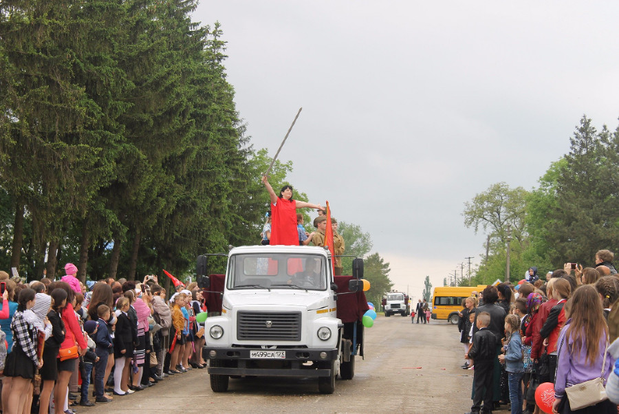 Акция «Живые памятники "Помнит мир спасенный"». © Фото из твиттера Ольги Ткачевой Акция «Живые памятники "Помнит мир спасенный"». © Фото из твиттера Ольги Ткачевой