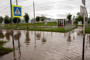 Последствия ливня на улице Московской &copy;&nbsp;Фото Дмитрия Пославского, Юга.ру