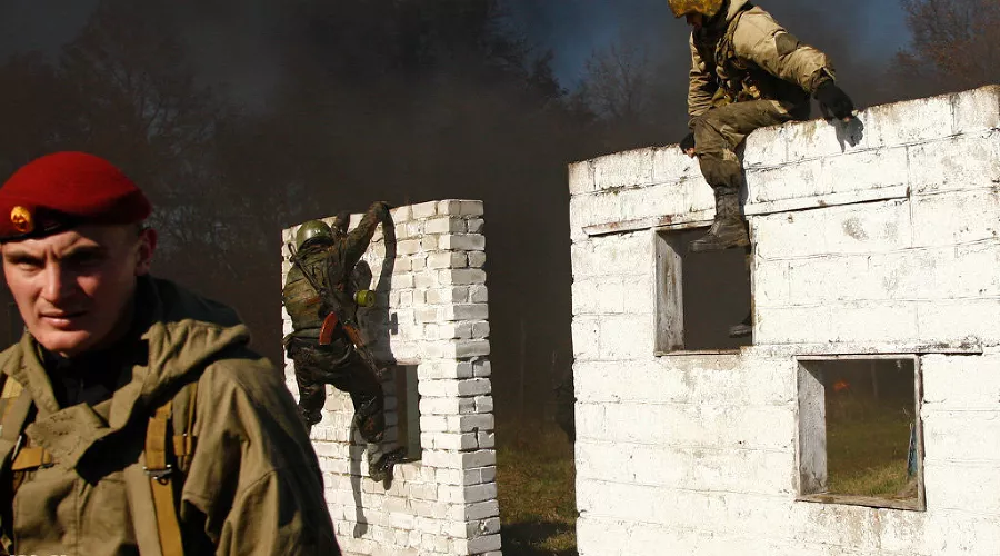 "Акулы" сдали нормативы на право ношения крапового берета &copy;&nbsp;Влад Александров, ЮГА.ру