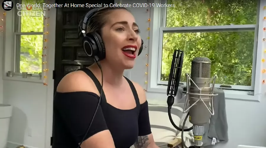 Леди Гага во время онлайн-концерта One World: Together At Home &copy;&nbsp;Скриншот видео One World: Together At Home Special to Celebrate COVID-19 Workers, hwww.youtube.com/watch?v=87-ZFjLfBAQ