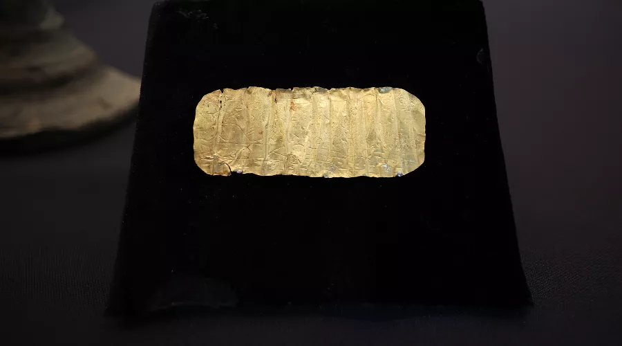 Золотая пластина IV века н.э.  &copy;&nbsp;Фото фонда Олега Дерипаска &laquo;Вольное Дело&raquo;