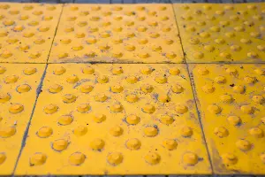 Тактильная плитка с элементами, предупреждающими о препятствии &copy;&nbsp;Фото Елены Синеок, Юга.ру