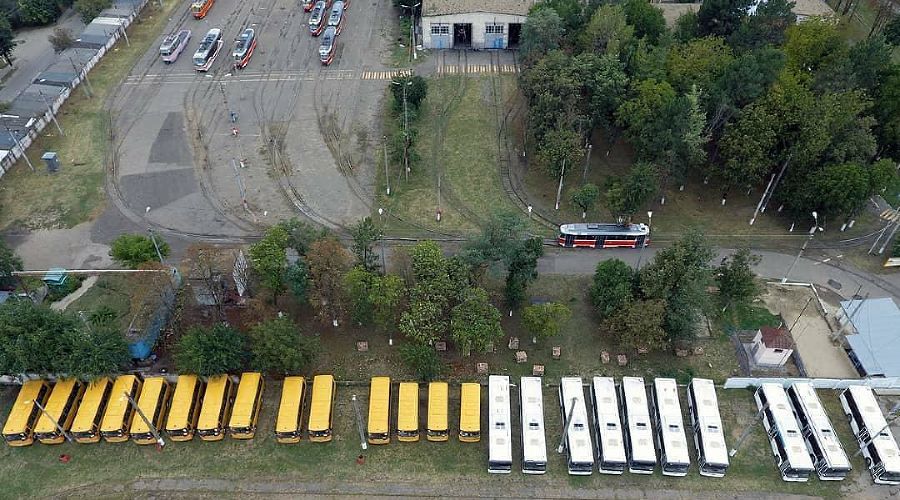 Кладбище школьных автобусов в Краснодаре © Фото из инстаграма «Туподар Краснодар», instagram.com/typodar