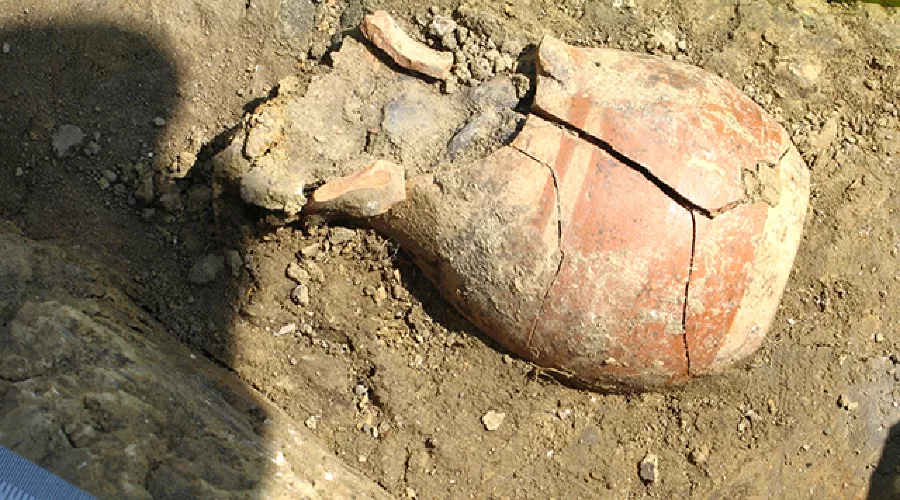 Кувшин с монетами &copy;&nbsp;Фото с сайта www.archaeolog.ru