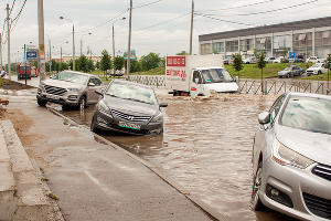 Последствия ливня на улице Московской &copy;&nbsp;Фото Дмитрия Пославского, Юга.ру