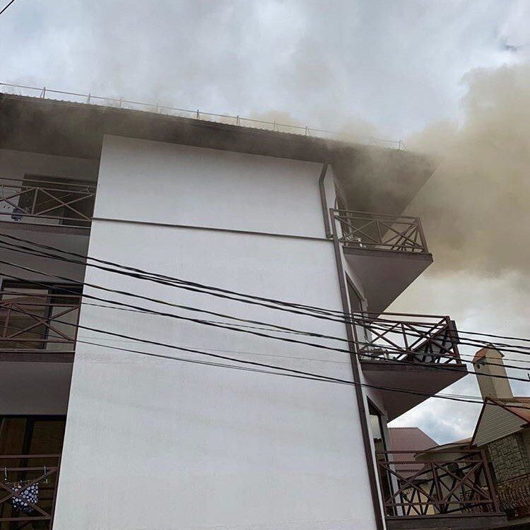 Анапа пожар сейчас. Сукко пожар. Анапские плавни. Пожар в многоквартирном доме. Анапа что горело сегодня.