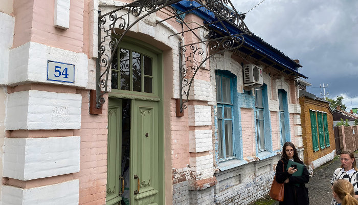 Восстановление двери и надкрылечника на Горького, 54 © Фото Александра Гончаренко, Юга.ру