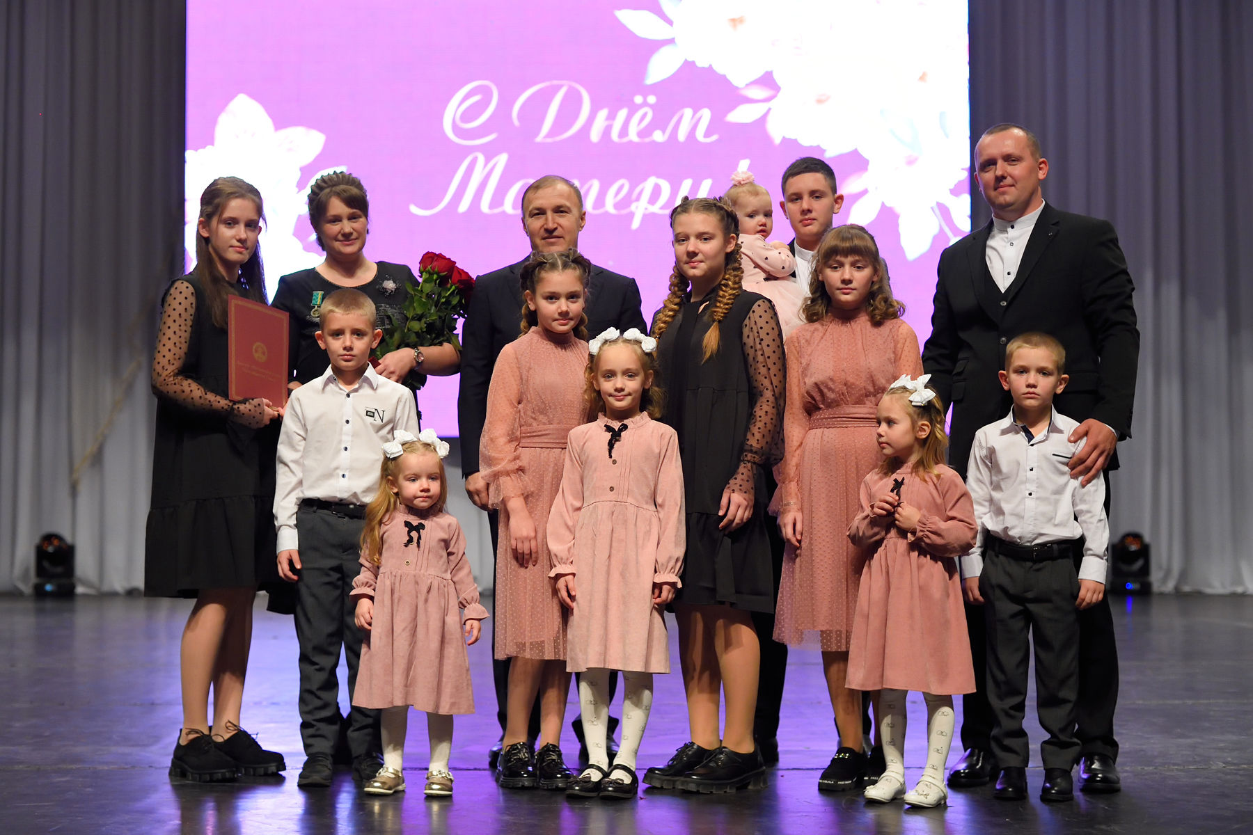 самая большая семья в россии 2022. мамы 2022 года. мамы 2022 года. день матери в россии в 2022. мамы 2022 года.