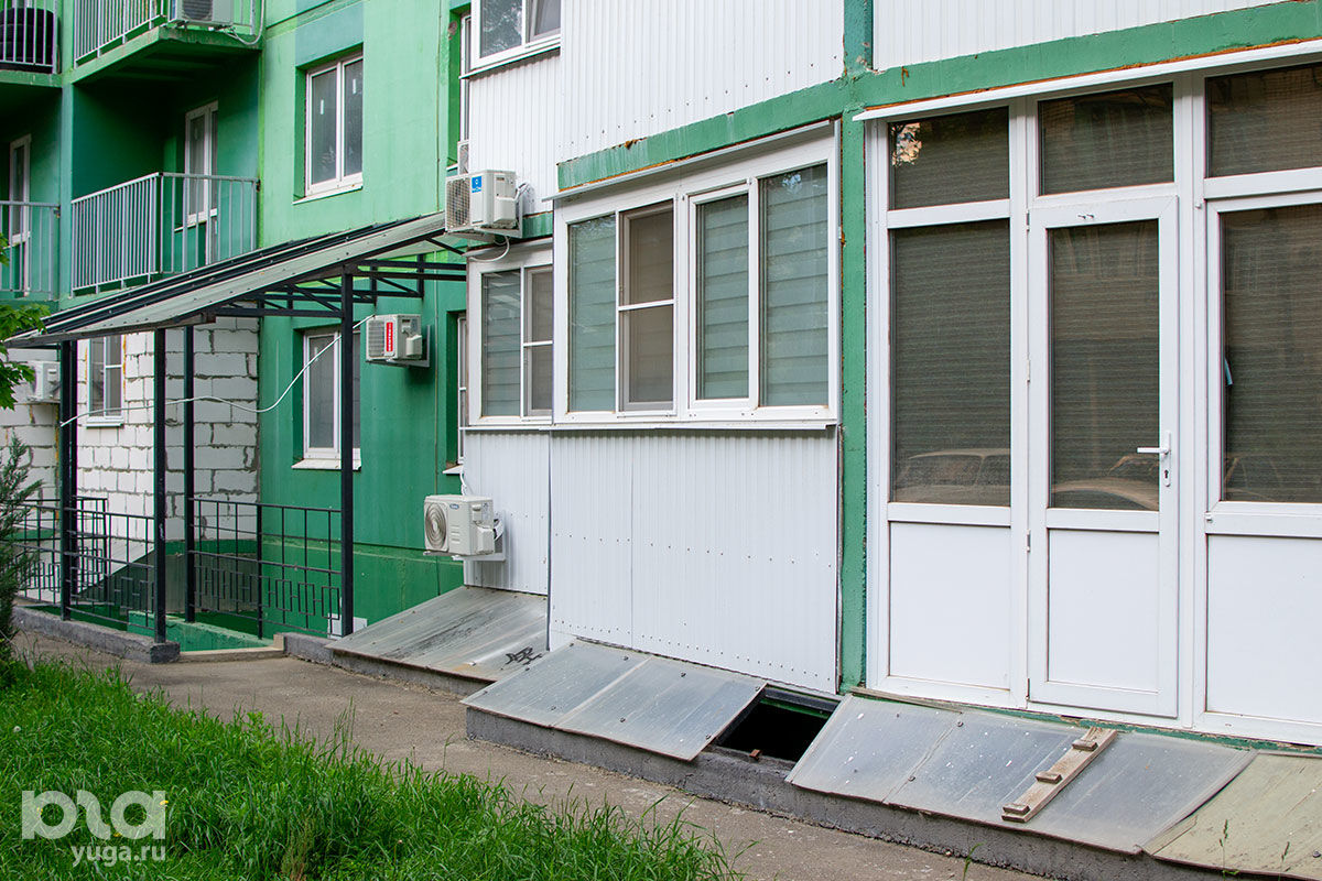 Состояние зданий и двора, на которое жалуются жильцы дома на Карякина, 5к1 © Фото Александра Гончаренко, Юга.ру