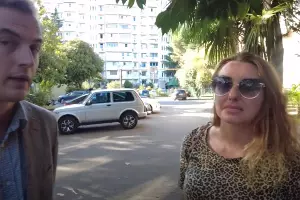 Адвокат Сергей Костюк и дольщица Алла Соболева &copy;&nbsp;Скриншот ютуб-канала &laquo;С открытым забралом&raquo;