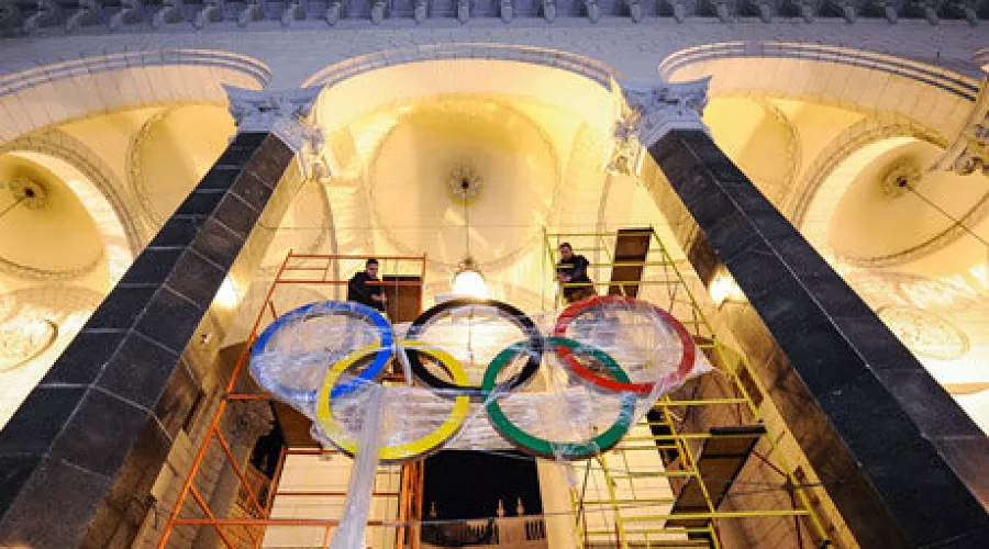 На железнодорожном вокзале Сочи установили олимпийские кольца &copy;&nbsp;Нина Зотина, ЮГА.ру