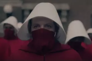 Кадр из трейлера к сериалу «Рассказ служанки» &copy;&nbsp;Скриншот видео с Rutube-канала &laquo;The Кино (Краткие пересказы фильмов)&raquo;