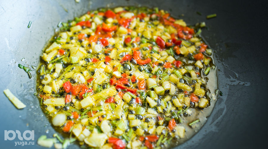 Обжарка в сковороде вок — классический способ готовить азиатские блюда, это быстро, вкусно и красиво &copy;&nbsp;Фото Анны Голубцовой