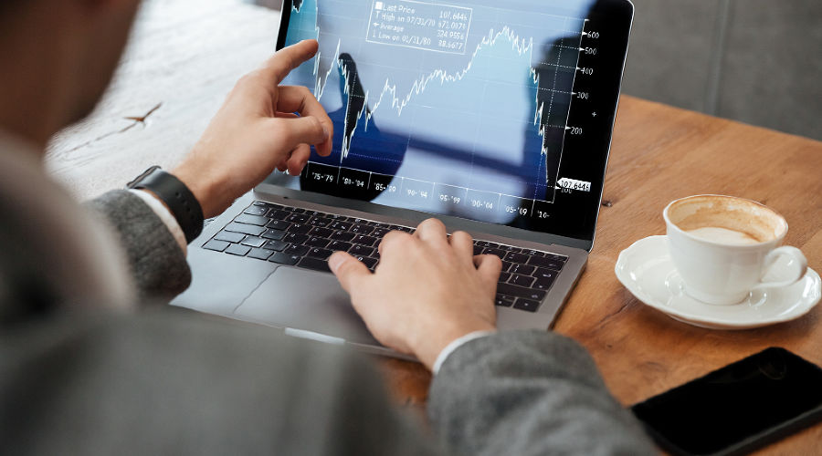 Куда инвестировать деньги, когда ставки по вкладам падают? Три стратегии на декабрь