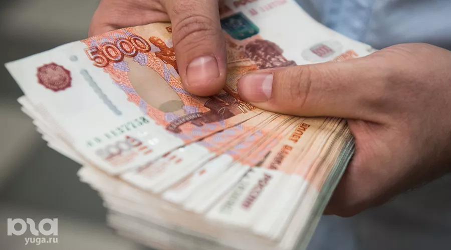 Деньги в руках &copy;&nbsp;Фото Елены Синеок, Юга.ру
