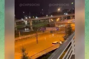 Затопленная развязка на трассе А-147 в Адлере, 4 ноября 2022 г. &copy;&nbsp;Скриншот видео телеграм-канала &laquo;ЧП Сочи&raquo;, t.me/chp_sochi