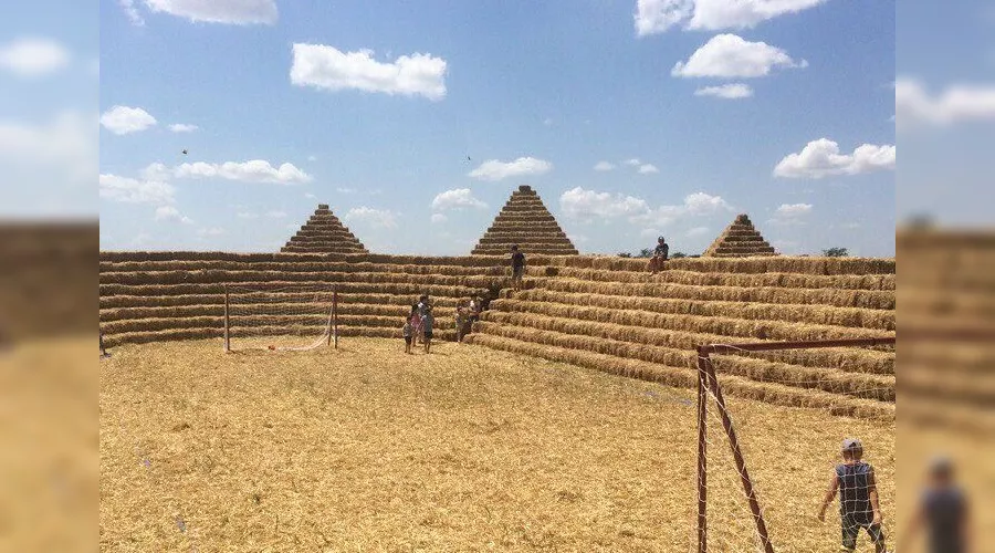 На Ставрополье построили «Зенит-Арену» из сена &copy;&nbsp;Фото из аккаунта belultras в Instagram, instagram.com/belultras
