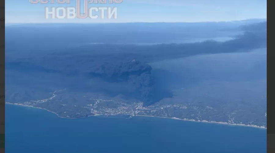 Дым от горящего в Туапсе НПЗ &copy;&nbsp;Скриншот фото из телеграм-канала &laquo;Осторожно, новости&raquo;