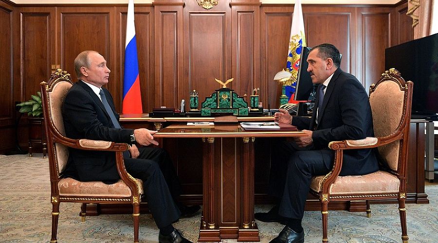 Владимир Путин и Юнус-Бек Евкуров © Фото пресс-службы Кремля