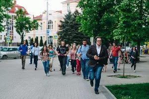 Премьерный показ променад-спектакля «Улицы Революции» проекта «Голос города» &copy;&nbsp;Фото Дениса Яковлева из группы &laquo;Голос города&raquo; в Facebook, https://www.facebook.com/mycityvoice/