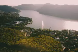 Абрау-Дюрсо &copy;&nbsp;Фото Павла Незнанова, unsplash.com