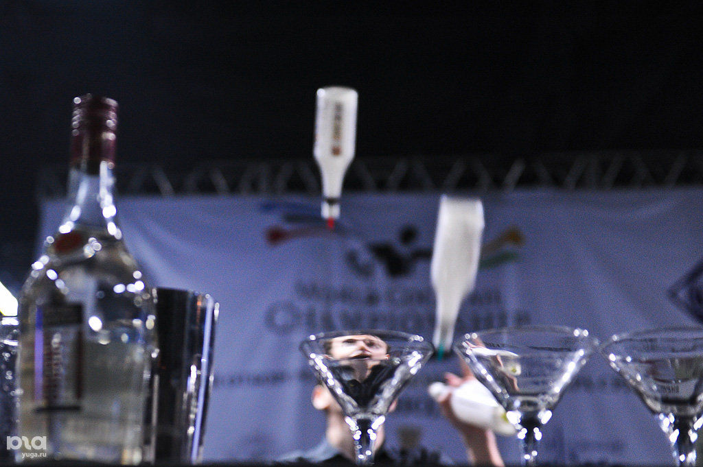 алкогольные напитки. конкурс спиртных напитков. пинг понг с пивом. вечеринка с настольными играми. стол для вечеринки с друзьями.