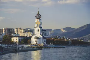 Собор на набережной Новороссийска &copy;&nbsp;Фото Павла Незнанова, unsplash.com
