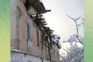 Дом с обрушившейся от снега крышей в поселке Степном Белореченского района &copy;&nbsp;Скриншот публикации в телеграм-канале &laquo;Белореченск Онлайн&raquo;, T.me/belorechensk_online