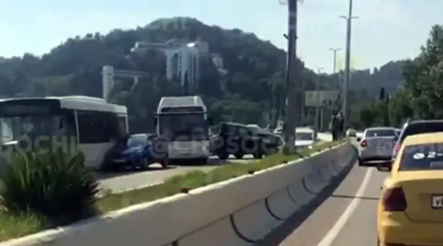 ДТП на Хостинском мосту, 9 июля 2022 г. &copy;&nbsp;Скриншот видео телеграм-канала &laquo;ЧП Сочи&raquo;, t.me/chp_sochi