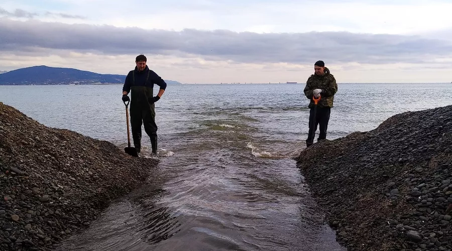Активисты копают проран вручную &copy;&nbsp;Фото Екатерины Сербиной