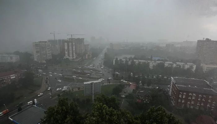 Сильный дождь и гроза