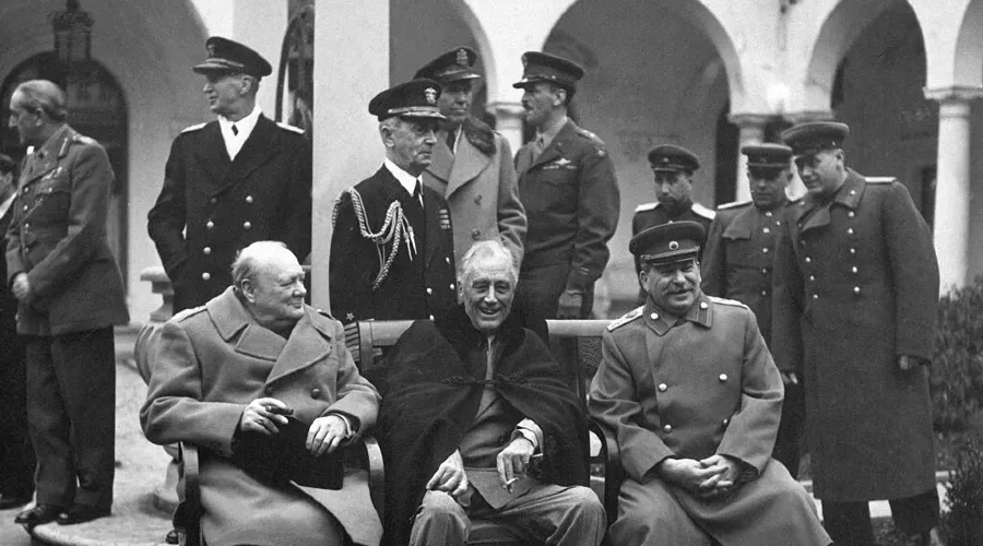 Черчилль, Рузвельт и Сталин на Ялтинской конференции 4-11 февраля 1945 года (точная дата снимка неизвестна)  &copy;&nbsp;Фотограф правительства США, общественное достояние