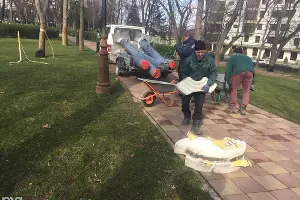 Установка скульптуры Виктора Линского &laquo;Столпы&raquo; &copy;&nbsp;Фото Юга.ру
