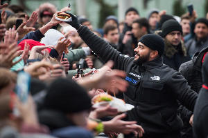 Тимати раздал бесплатно бургеры в честь открытия ресторана Black Star Burger в Краснодаре © Фото Елены Синеок, Юга.ру