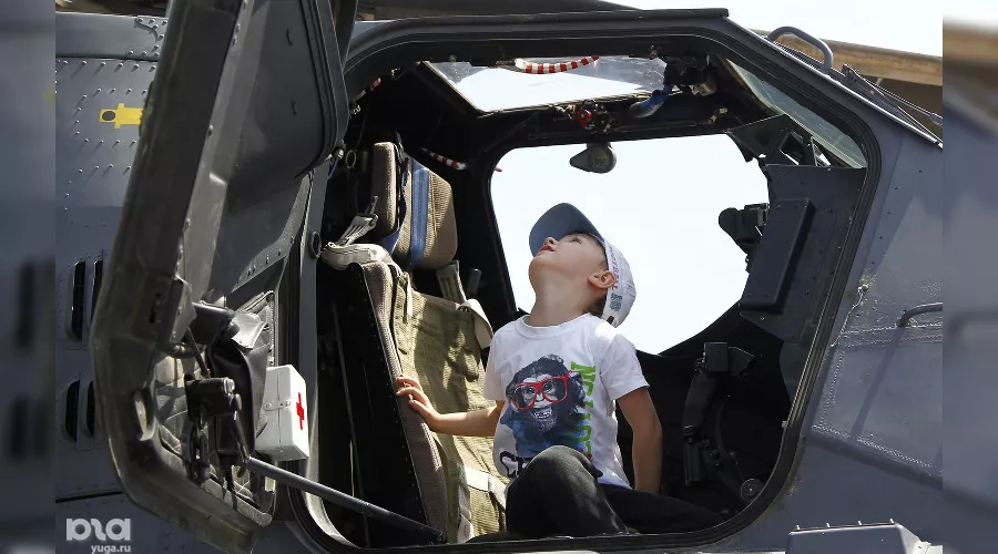 Акция "Военная служба по контракту в Вооруженных силах РФ – твой выбор!"  &copy;&nbsp;Влад Александров, ЮГА.ру