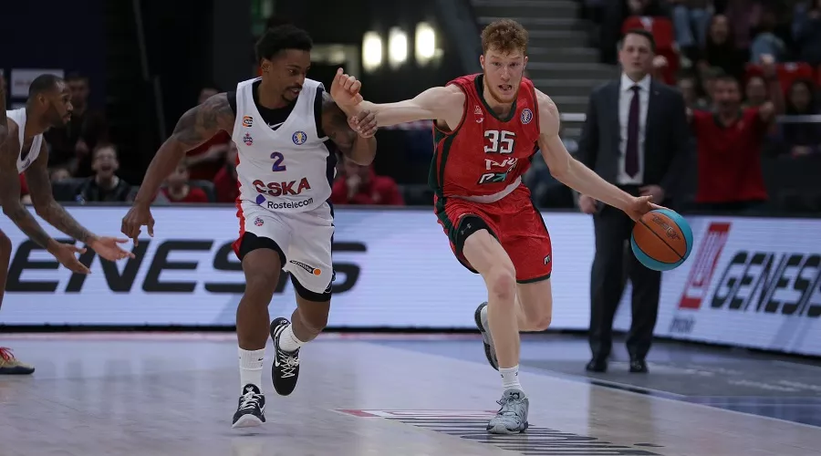Защитник «Локо» Владислав Емченко убегает от Каспера Уэйра из ЦСКА &copy;&nbsp;Фото предоставлено пресс-службой Единой лиги ВТБ, Vtb-league.com