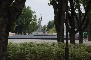 Отреставрированный парк перед кинотеатром "Аврора" &copy;&nbsp;Михаил Ступин, ЮГА.ру