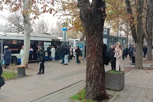 Пассажиры нескольких трамваев, следующих по Ставропольской, ждут другой транспорт &copy;&nbsp;Фото Юга.ру