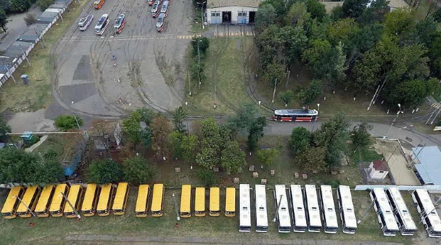 Кладбище школьных автобусов в Краснодаре &copy;&nbsp;Фото из инстаграма &laquo;Туподар Краснодар&raquo;, instagram.com/typodar
