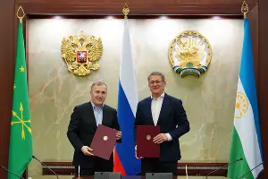 Мурат Кумпилов и Радий Хабиров &copy;&nbsp;Фото предоставлено пресс-службой главы Адыгеи