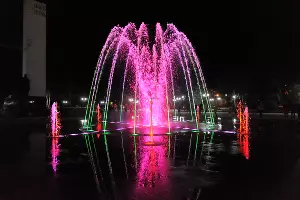 Светомузыкальный фонтан на площади Дружбы в Майкопе &copy;&nbsp;Фото пресс-службы администрации Майкопа