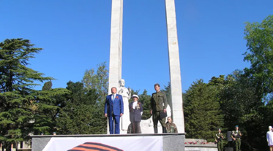Возложение цветов к памятнику "Подвиг во имя жизни" &copy;&nbsp;Юлия Баранова (с)