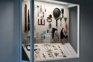 Инсталляция &laquo;Принудительная археология&raquo; для выставки &laquo;Либо мир переполнен мусором, либо нашими воспоминаниями&raquo; в фонде искусства &laquo;Голубицкое&raquo;, 2021 &copy;&nbsp;Фото предоставлено Юлей Шафаростовой