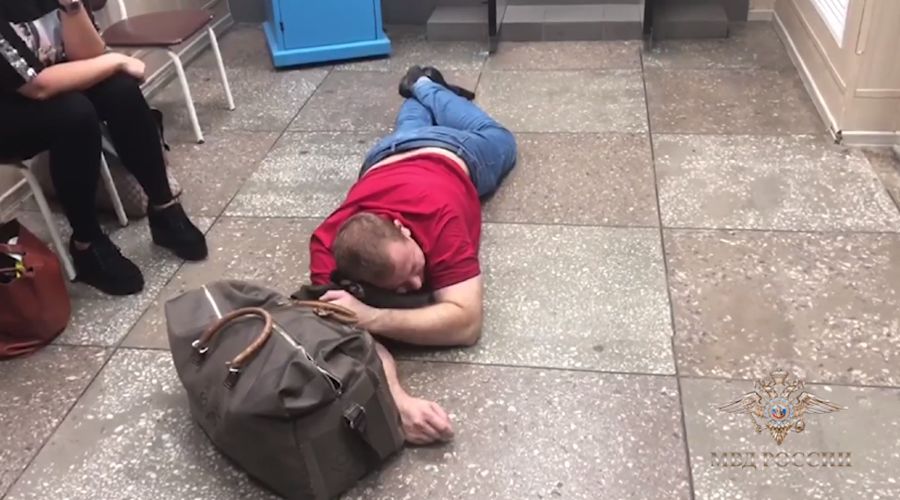 В Краснодаре с самолета Сочи — Москва сняли пьяного пассажира © Скриншот из видео https://youtu.be/9fo4kmDx2c0