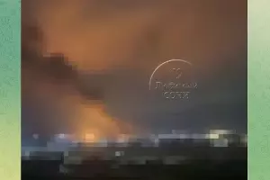 Горящая ночью 3 августа нефтебаза в Адлере; изображение отредактировано администраторами телеграм-канала «Любимый Сочи» в соответствии с требованиями безопасности &copy;&nbsp;Скриншот видео в телеграм-канале &laquo;Любимый Сочи&raquo;, t.me/love_sochi