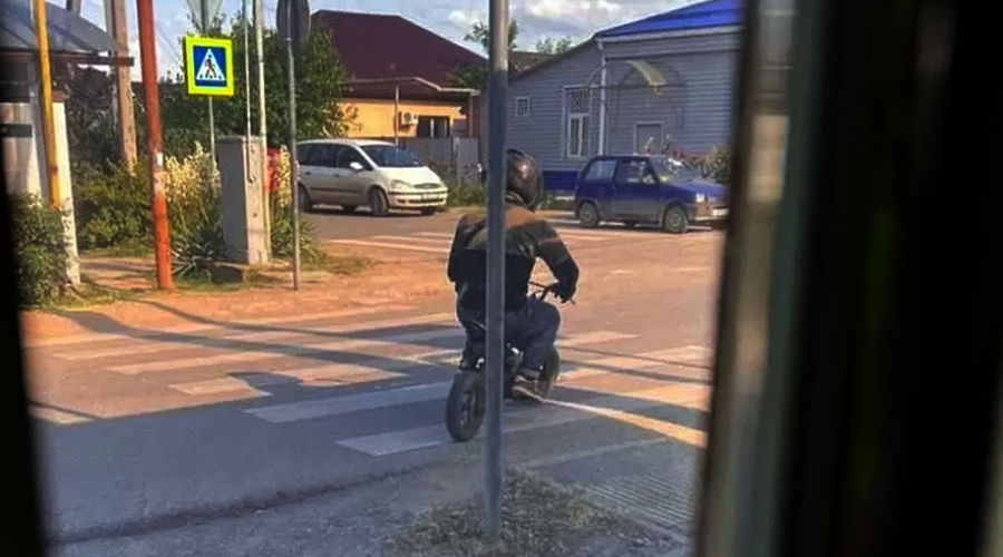 Старокорсунский грабитель банка скрывается с места преступления на мопеде &copy;&nbsp;Скриншот телеграм-канала &laquo;Старокорсунская&raquo;, T.me/starokorsunskaya2