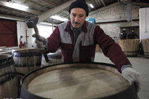 Изготовление бочек для вина и коньяка в бондарном цехе © Влад Александров. ЮГА.ру