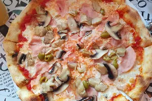 Пицца &laquo;4 стагиони&raquo; в &laquo;Антонио&raquo; &copy;&nbsp;Фото Марины Солошко, Юга.ру